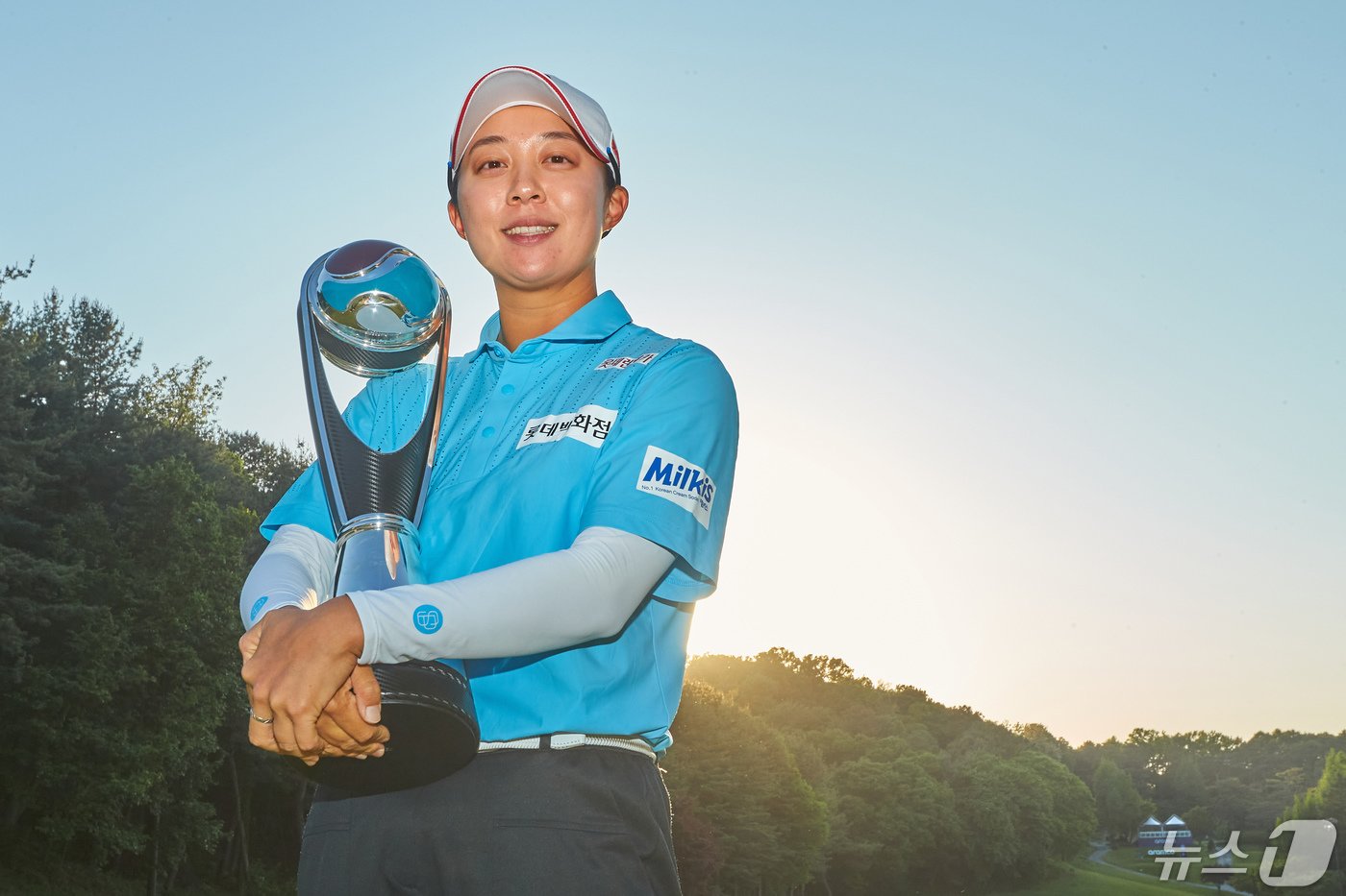 본문 이미지 - 12일 경기도 고양 뉴코리아 컨트리클럽에서 열린 레이디스 유러피언투어(LET) 아람코 팀시리즈 한국대회 개인전에서 와이어 투 와이어 우승을 차지한 김효주기 우승 트로피를 들어보이고 있다. (LET아람코 팀시리즈 제공) 2024.5.12/뉴스1 ⓒ News1 장수영 기자