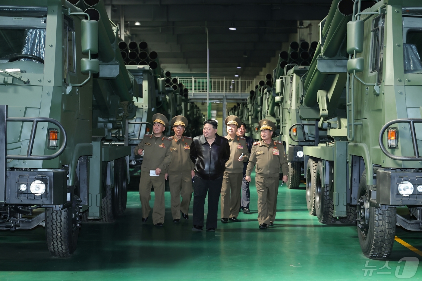 (평양 노동신문=뉴스1) = 북한 노동당 기관지 노동신문은 13일 김정은 노동당 총비서가 지난 11~12일 제2경제위원회 산하 중요국방공업기업소들을 현지지도했다고 보도했다. 김 총 …
