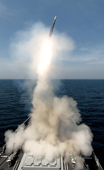 본문 이미지 - 춘천함에서 해궁이 발사되고 있다.(해군 제공)