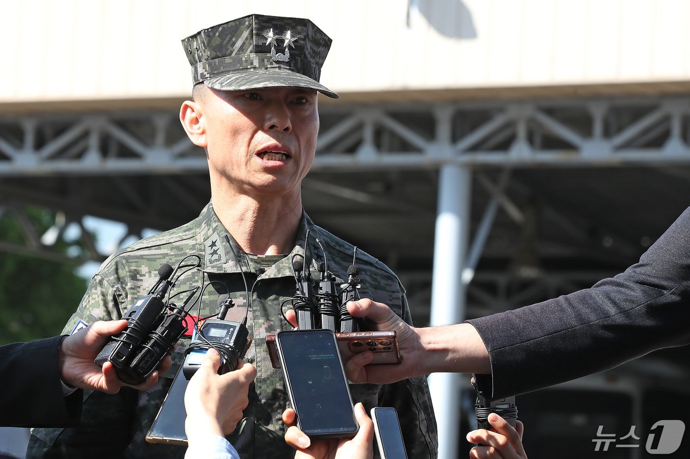 본문 이미지 - '해병대 채상병 순직 사건' 관련 조사에 피의자 신분으로 소환된 임성근 전 해병대 1사단장이 13일 오전 조사를 받기 위해 경북 경산시 경북경찰청 형사기동대에 도착해 취재진 질문에 입장을 밝히고 있다. 2024.5.13/뉴스1 ⓒ News1 공정식 기자