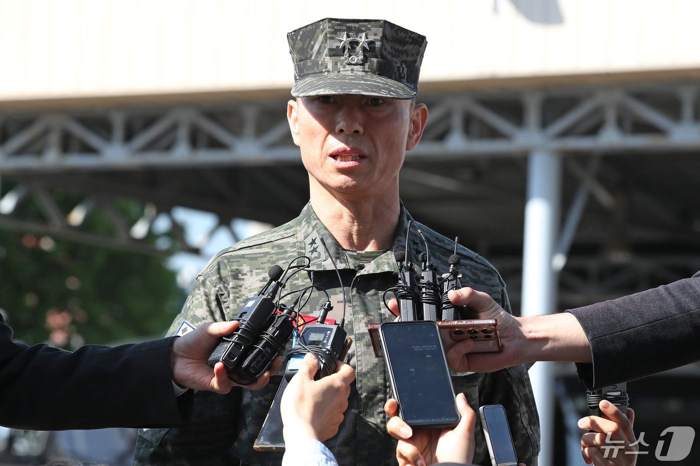 &#39;해병대 채상병 순직 사건&#39; 관련 조사에 피의자 신분으로 소환된 임성근 전 해병대 1사단장이 13일 오전 조사를 받기 위해 경북 경산시 경북경찰청 형사기동대에 도착해 취재진 질문에 입장을 밝히고 있다. 2024.5.13/뉴스1 ⓒ News1 공정식 기자