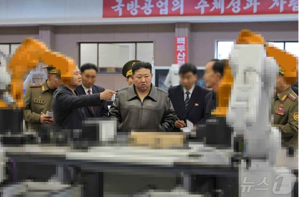 본문 이미지 - (평양 노동신문=뉴스1) = 북한 노동당 기관지 노동신문은 13일 김정은 노동당 총비서가 지난 11~12일 제2경제위원회 산하 중요국방공업기업소들을 현지지도했다고 보도했다. 김 총비서는 첨단정밀군수품과 주요 저격무기, 그리고 갱신형 240㎜ 방사포대차 생산 실태를 점검했다.[국내에서만 사용가능. 재배포 금지. DB 금지. For Use Only in the Republic of Korea. Redistribution Prohibited] rodongphoto@news1.kr