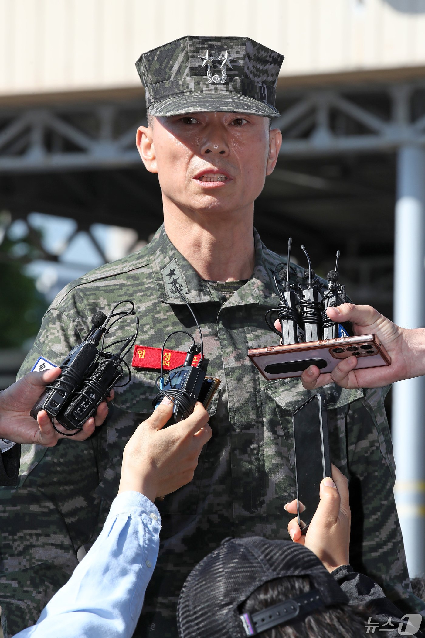 &#39;해병대 채상병 순직 사건&#39; 관련 조사에 피의자 신분으로 소환된 임성근 전 해병대 1사단장이 13일 오전 조사를 받기 위해 경북 경산시 경북경찰청 형사기동대에 도착해 취재진 질문에 입장을 밝히고 있다. 2024.5.13/뉴스1 ⓒ News1 공정식 기자