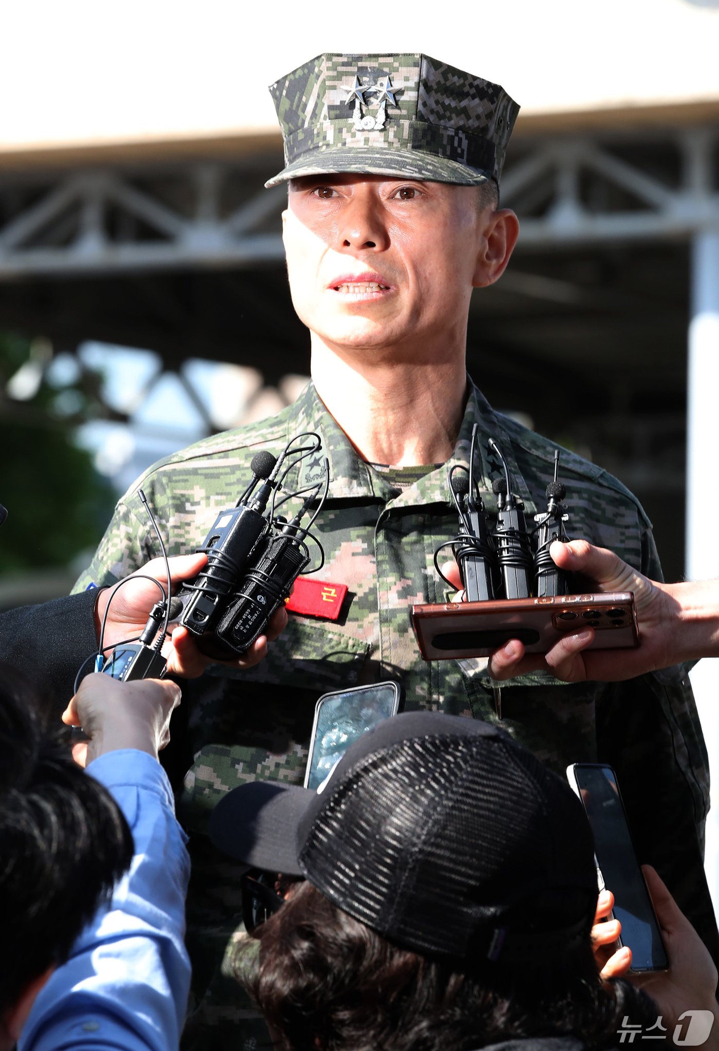 &#39;해병대 채상병 순직 사건&#39; 관련 조사에 피의자 신분으로 소환된 임성근 전 해병대 1사단장이 13일 오전 조사를 받기 위해 경북 경산시 경북경찰청 형사기동대에 도착해 취재진 질문에 입장을 밝히고 있다. 2024.5.13/뉴스1 ⓒ News1 공정식 기자