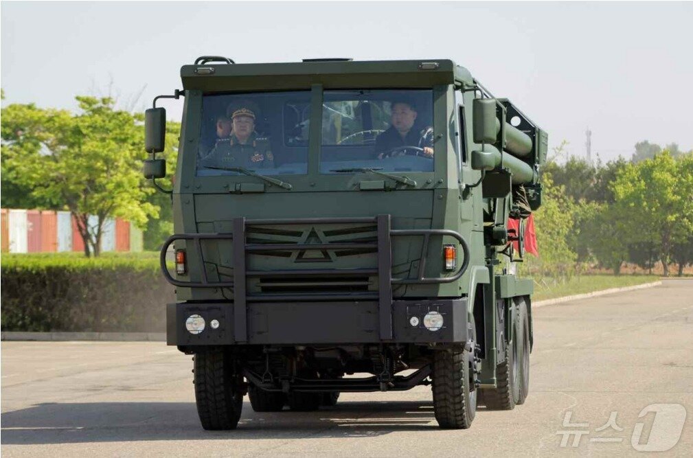 본문 이미지 - (평양 노동신문=뉴스1) = 북한 노동당 기관지 노동신문은 13일 김정은 노동당 총비서가 지난 11~12일 제2경제위원회 산하 중요국방공업기업소들을 현지지도했다고 보도했다. 김 총비서는 첨단정밀군수품과 주요 저격무기, 그리고 갱신형 240㎜ 방사포대차 생산 실태를 점검했다.[국내에서만 사용가능. 재배포 금지. DB 금지. For Use Only in the Republic of Korea. Redistribution Prohibited] rodongphoto@news1.kr