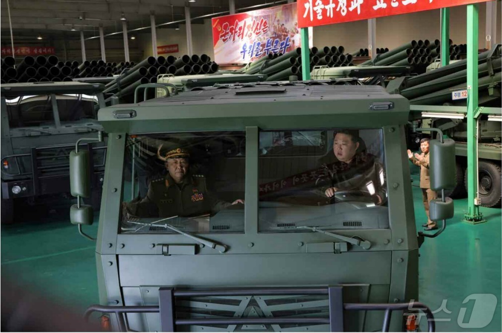 (평양 노동신문=뉴스1) = (평양 노동신문=뉴스1) = 북한 노동당 기관지 노동신문은 13일 김정은 노동당 총비서가 지난 11~12일 제2경제위원회 산하 중요국방공업기업소들을 현 …