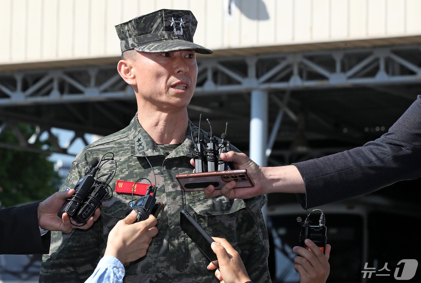 &#39;해병대 채상병 순직 사건&#39; 관련 조사에 피의자 신분으로 소환된 임성근 전 해병대 1사단장이 13일 오전 조사를 받기 위해 경북 경산시 경북경찰청 형사기동대에 도착해 취재진 질문에 입장을 밝히고 있다. 2024.5.13/뉴스1 ⓒ News1 공정식 기자