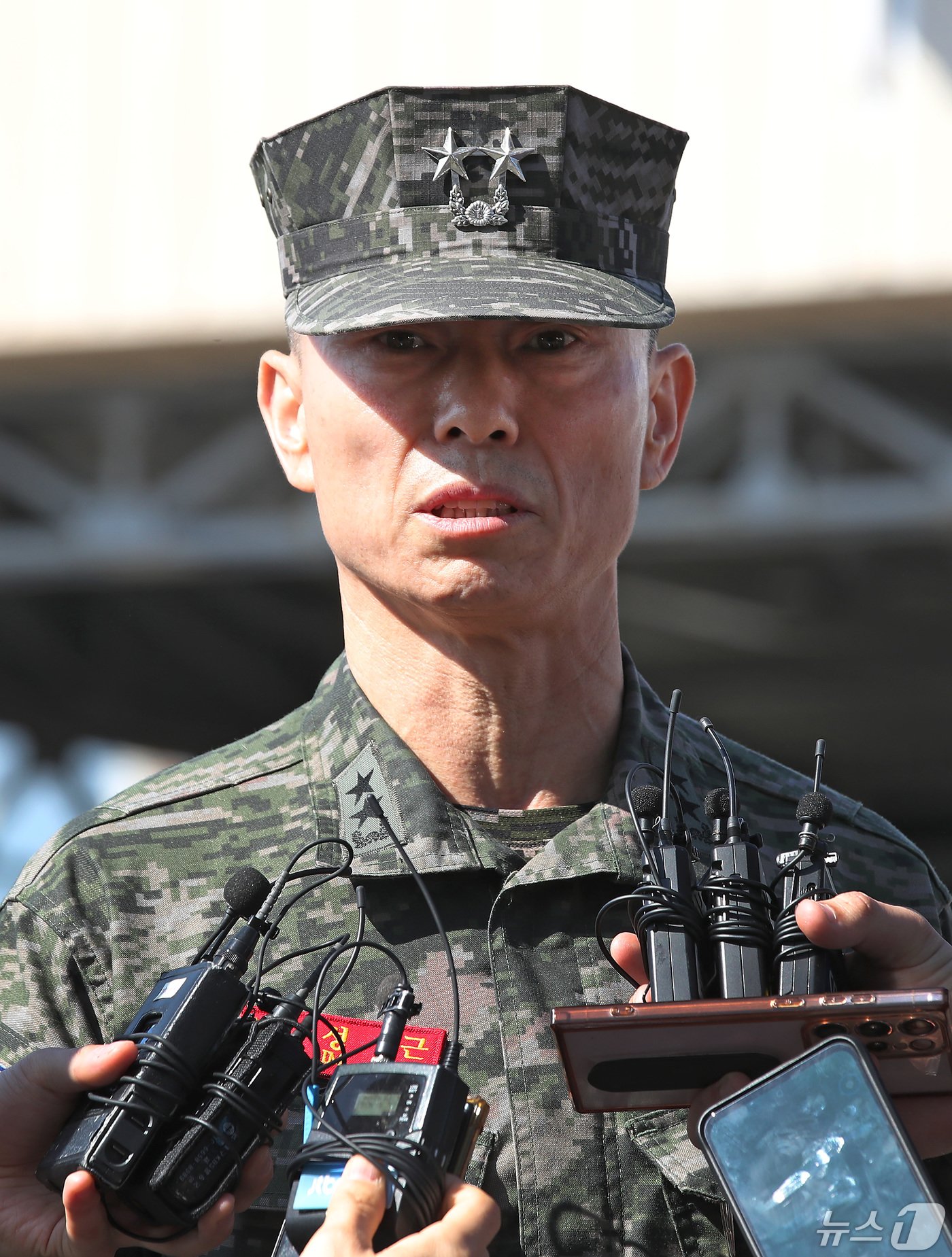 &#39;해병대 채상병 순직 사건&#39; 관련 조사에 피의자 신분으로 소환된 임성근 전 해병대 1사단장이 13일 오전 조사를 받기 위해 경북 경산시 경북경찰청 형사기동대에 도착해 취재진 질문에 입장을 밝히고 있다. 2024.5.13/뉴스1 ⓒ News1 공정식 기자