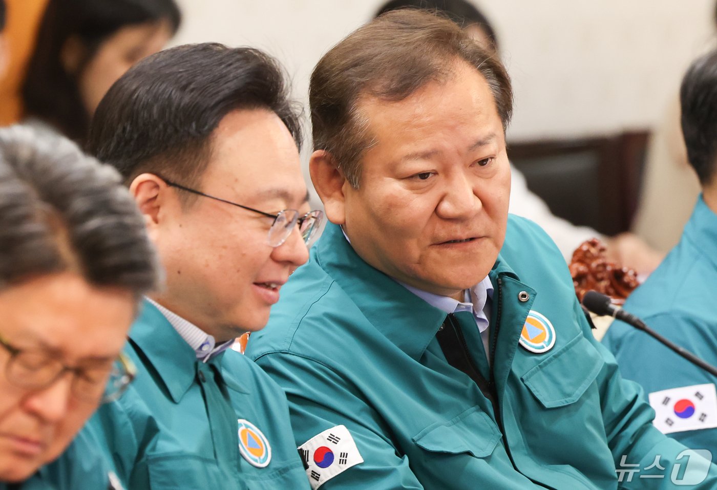 본문 이미지 - 이상민 행정안전부 장관과 조규홍 보건복지부 장관이 13일 서울 종로구 정부서울청사에서 열린 의사집단행동 중앙재난안전대책본부 회의에서 대화하고 있다. 2024.5.13/뉴스1 ⓒ News1 허경 기자