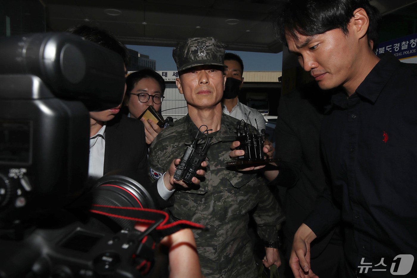 본문 이미지 - '해병대 채상병 순직 사건' 관련 조사에 피의자 신분으로 소환된 임성근 전 해병대 1사단장이 13일 오전 조사를 받기 위해 경북 경산시 경북경찰청 형사기동대로 향하고 있다. 2024.5.13/뉴스1 ⓒ News1 공정식 기자