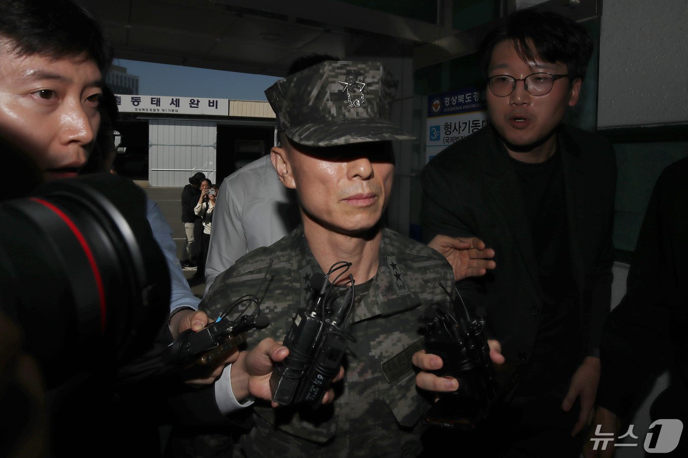 본문 이미지 - '해병대 채상병 순직 사건' 관련 조사에 피의자 신분으로 소환된 임성근 전 해병대 1사단장이 13일 오전 조사를 받기 위해 경북 경산시 경북경찰청 형사기동대에 출석하고 있다. 2024.5.13/뉴스1 ⓒ News1 공정식 기자