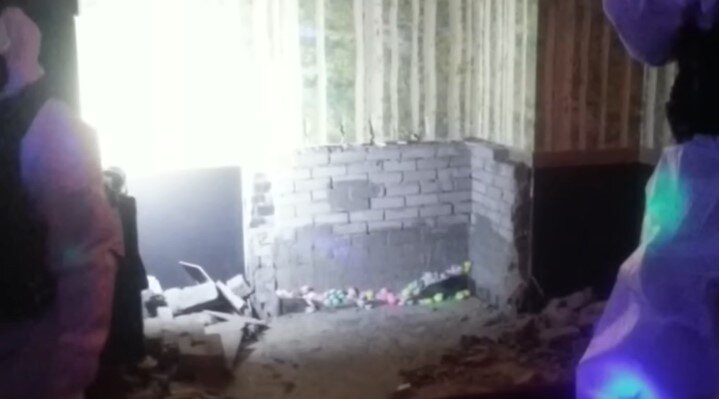 본문 이미지 - 시신이 암매장돼 있던 단란주점 벽. (성남수정경찰서 제공)