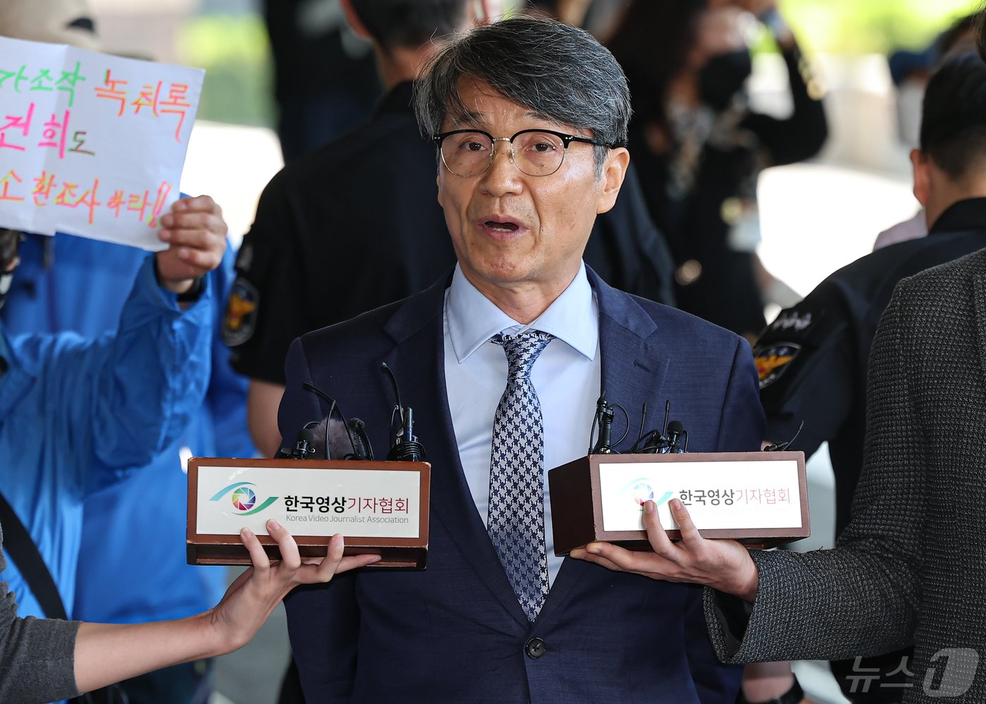 본문 이미지 - 김건희 여사의 명품 가방 수수 의혹과 관련해 주거 침입과 청탁금지법 위반 혐의 등을 받는 최재영 목사가 지난 5월 서울중앙지방검찰청 피의자 조사에 출석하며 입장을 밝히고 있다. 2024.5.13/뉴스1 ⓒ News1 김도우 기자