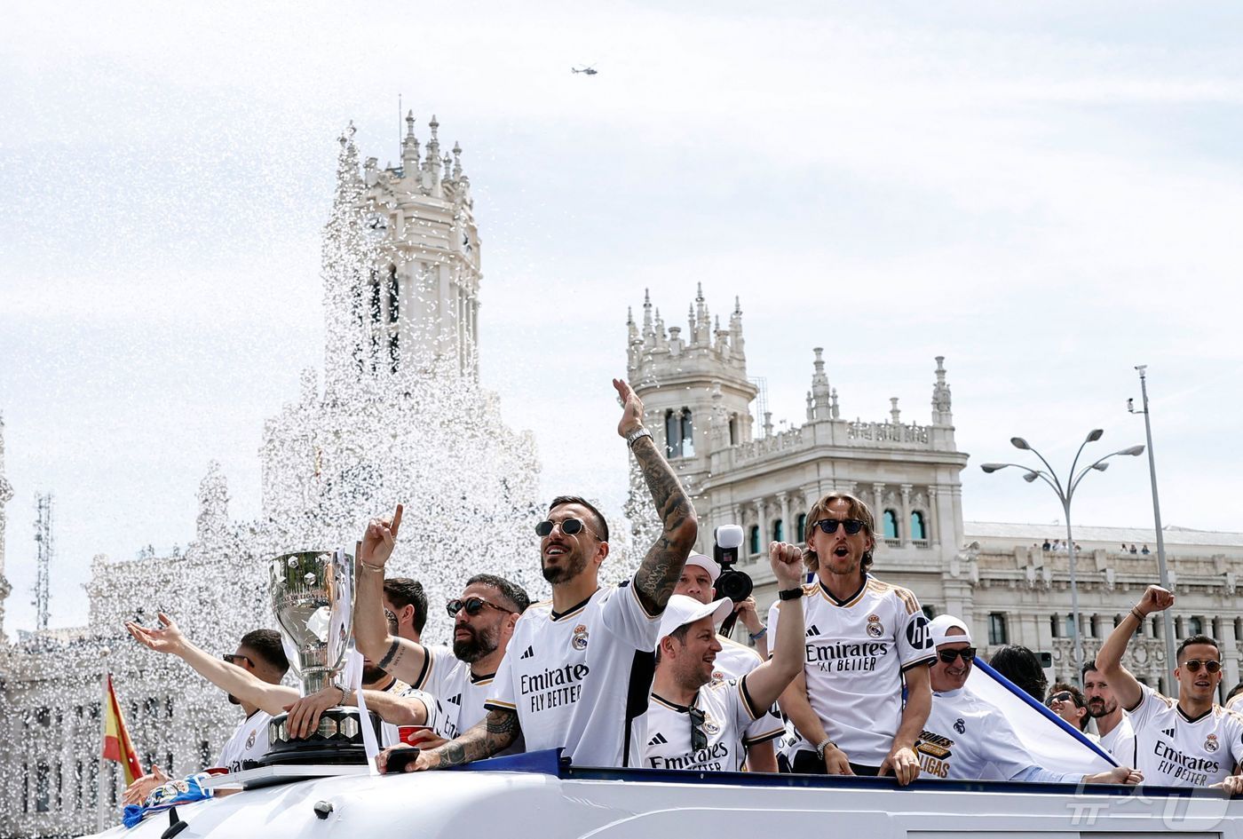 본문 이미지 - 오픈 버스를 타고 우승 세리머니를 한 레알 마드리드 선수들. ⓒ AFP=뉴스1