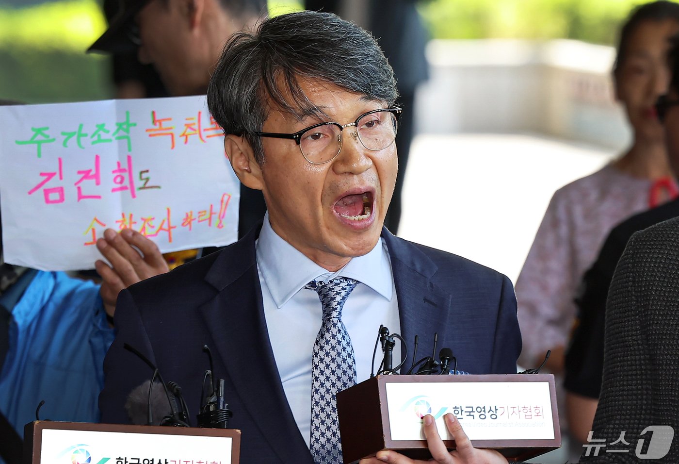 본문 이미지 - 김건희 여사의 명품 가방 수수 의혹과 관련해 주거 침입과 청탁금지법 위반 혐의 등을 받는 최재영 목사가 13일 오전 서울 서초구 서울중앙지방검찰청에 열리는 피의자 조사에 출석하며 입장을 밝히고 있다. 2024.5.13/뉴스1