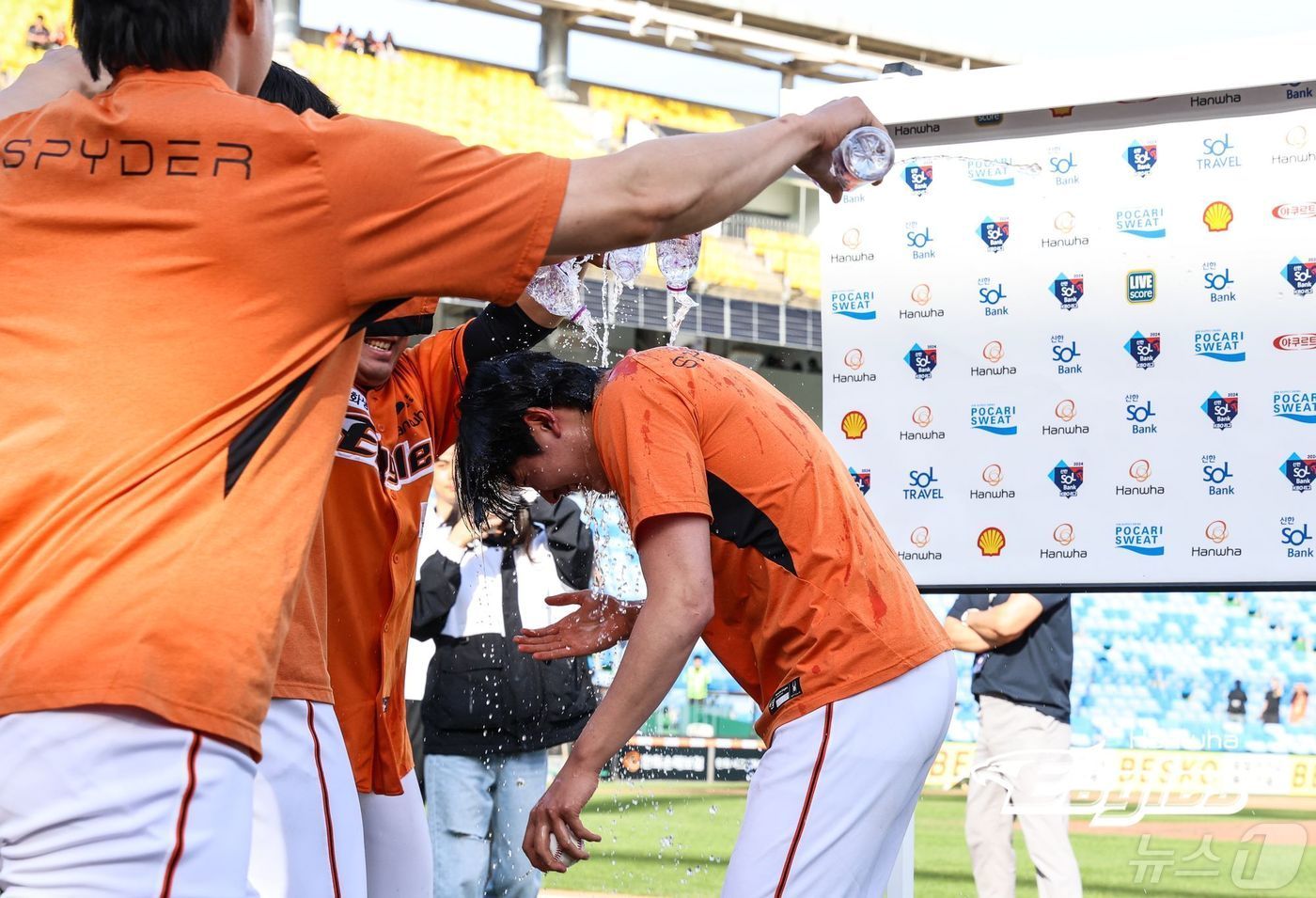 본문 이미지 - 조동욱은 12일 키움 히어로즈전에 선발 등판해 6이닝 동안 70개의 공만 던지며 3피안타 1사사구 1실점(비자책)으로 호투를 펼친후 동료들에게 축하를 받고 있다.(한화이글스 제공)