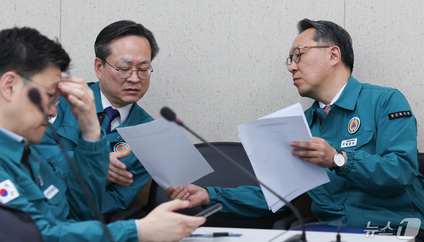 본문 이미지 - 박민수 중앙재난안전대책본부 제1총괄조정관(보건복지부 제2차관)이 13일 서울 종로구 정부서울청사 별관에서 열린 의사 집단행동 중앙사고수습본부 브리핑에 앞서 심민철 교육부 인재정책기획관과 대화하고 있다. 2024.5.13/뉴스1 ⓒ News1 허경 기자