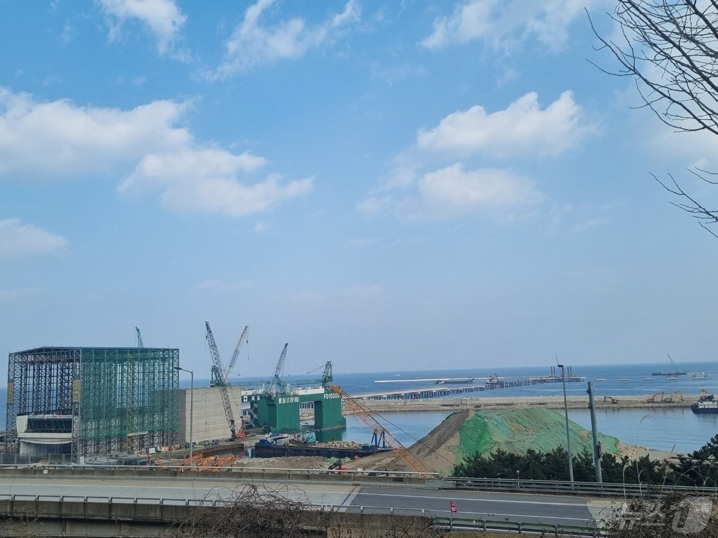 본문 이미지 - 지난해 초 강원 삼척블루파워 석탄하역부두 공사현장 자료사진. ⓒ News1 윤왕근 기자