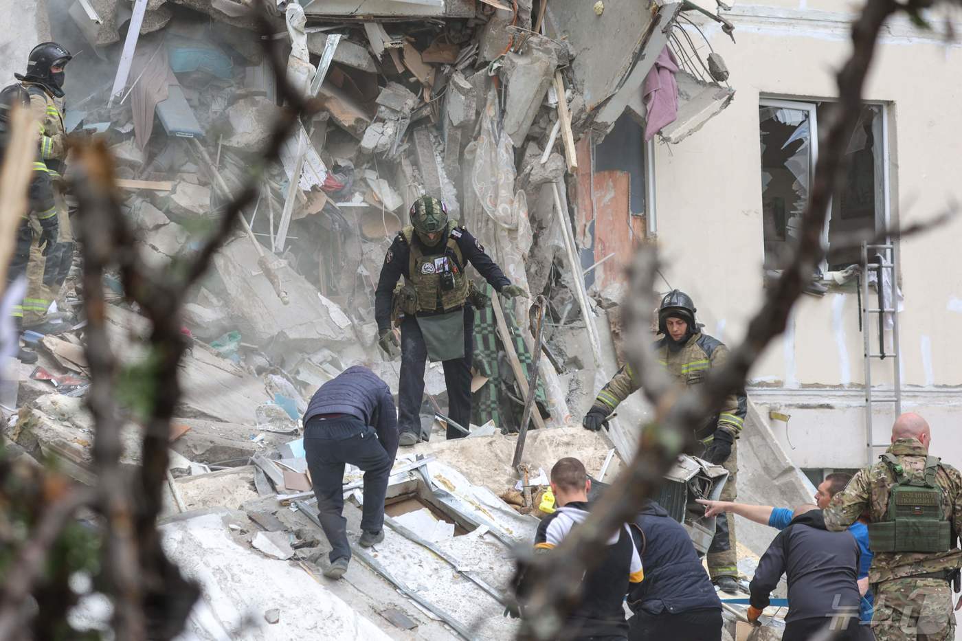 본문 이미지 - 12일(현지시간) 러시아 벨고로드에서 우크라이나 군의 대규모 포격을 받은 아파트가 붕괴된 현장서 소방대원이 수색을 하고 있다. 2024.05.13 ⓒ AFP=뉴스1 ⓒ News1 우동명 기자
