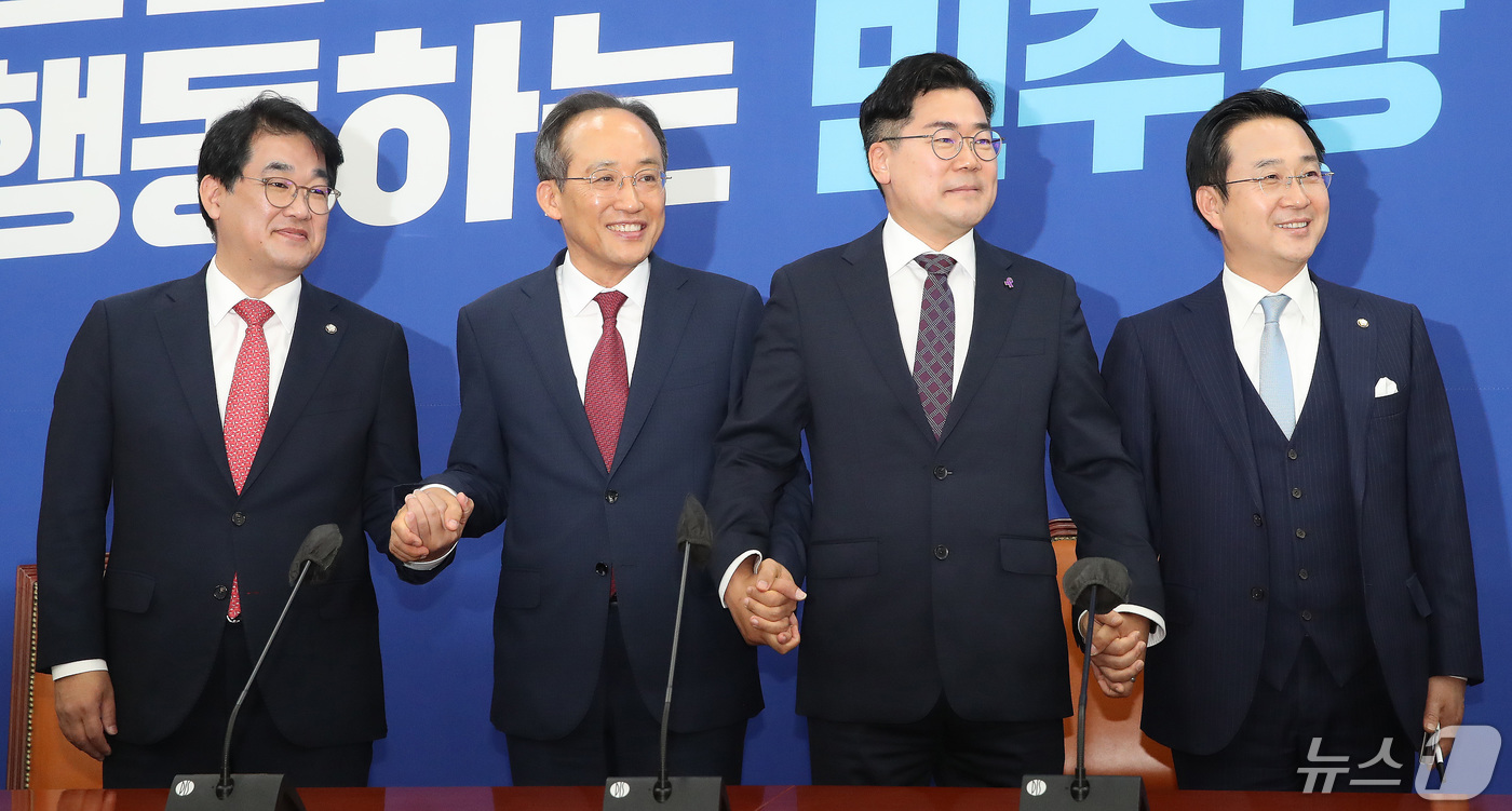 (서울=뉴스1) 임세영 기자 = 추경호 국민의힘 원내대표가 13일 오전 서울 여의도 국회에서 박찬대 더불어민주당 원내대표를 예방하고 있다. 왼쪽부터 배준영 국민의힘 원내수석부대표, …