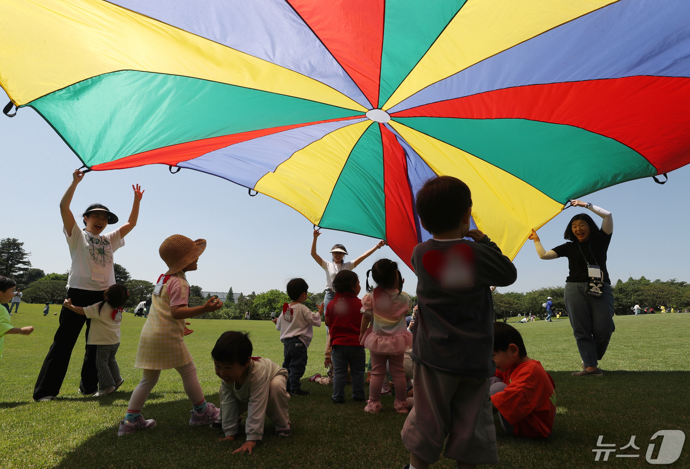 (군포=뉴스1) 김영운 기자 = 안양컨트리클럽이 시민 무료 개방행사를 진행한 13일 오전 경기 군포시 안양컨트리클럽에서 아이들이 잔디밭을 뛰놀고 있다. 2024.5.13/뉴스1