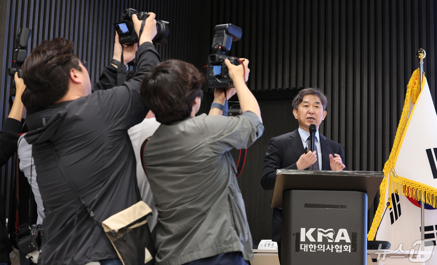 (서울=뉴스1) 신웅수 기자 = 김종일 서울의대 생화학교실 교수가 13일 오후 서울 용산구 대한의사협회에서 열린 의대입학정원 증원의 근거 및 과정에 대한 기자회견에서 정부 답변 검 …