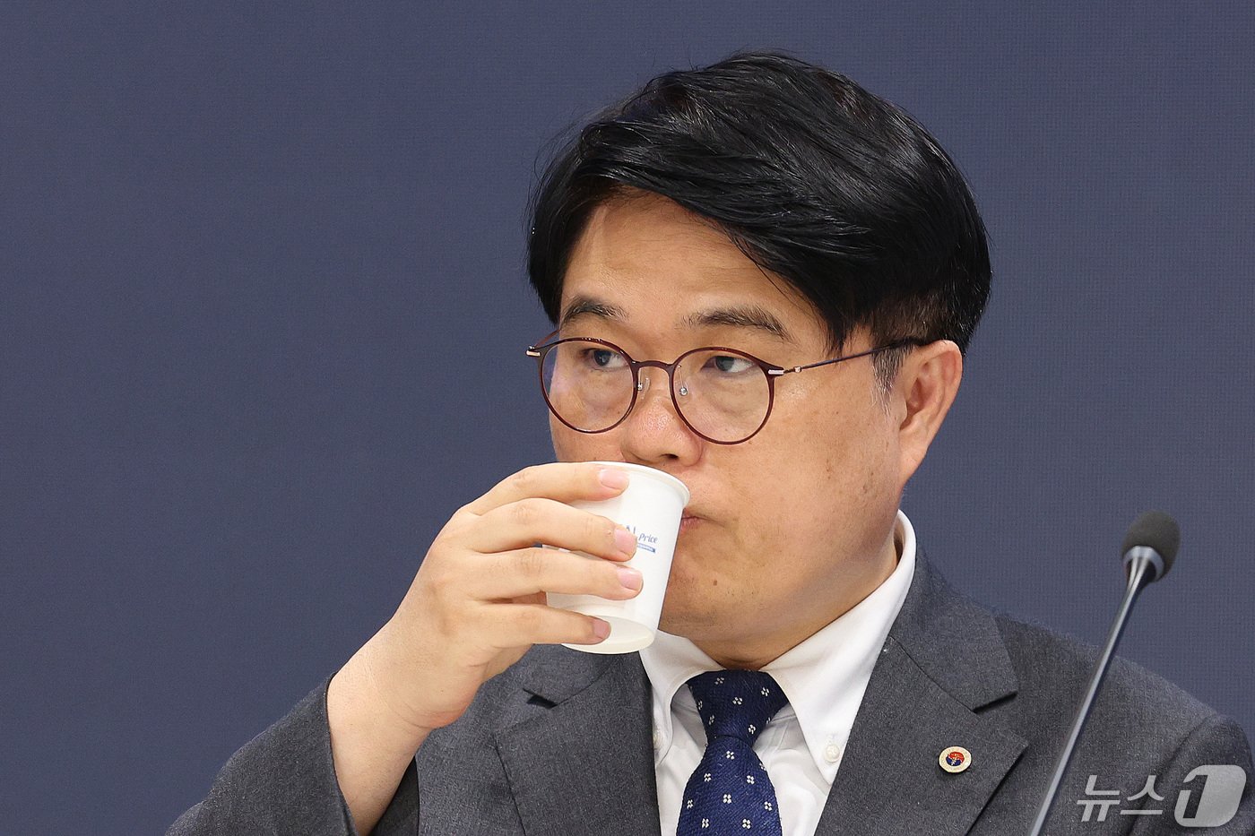 본문 이미지 - 임현택 대한의사협회 회장이 13일 오후 서울 용산구 대한의사협회에서 열린 의대입학정원 증원의 근거 및 과정에 대한 기자회견에서 목을 축이고 있다. 2024.5.13/뉴스1 ⓒ News1 신웅수 기자