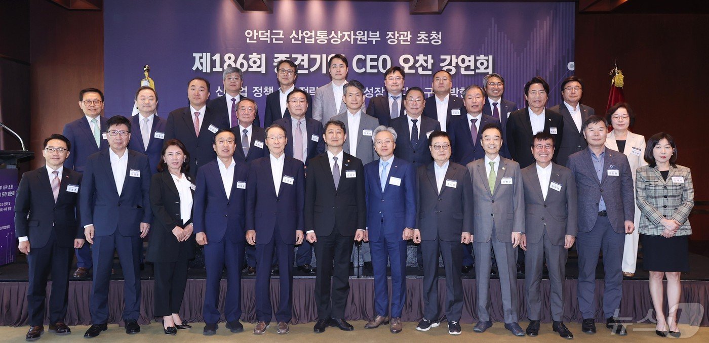 본문 이미지 - (앞줄 왼쪽부터) 이호준 한국중견기업연합회 상근부회장, 김종운 알레르망 대표이사, 조서윤 다원앤컴퍼니 회장, 박재규 동아엘텍 회장, 정구용 인지컨트롤스 회장, 안덕근 산업통상자원부 장관, 최진식 한국중견기업연합회 회장, 조시영 대창 회장, 이병구 네패스 회장, 김덕영 보미건설 회장, 조만현 동우씨엠 회장, 김재희 이화다이아몬드 대표이사(한국중견기업연합회 제공)