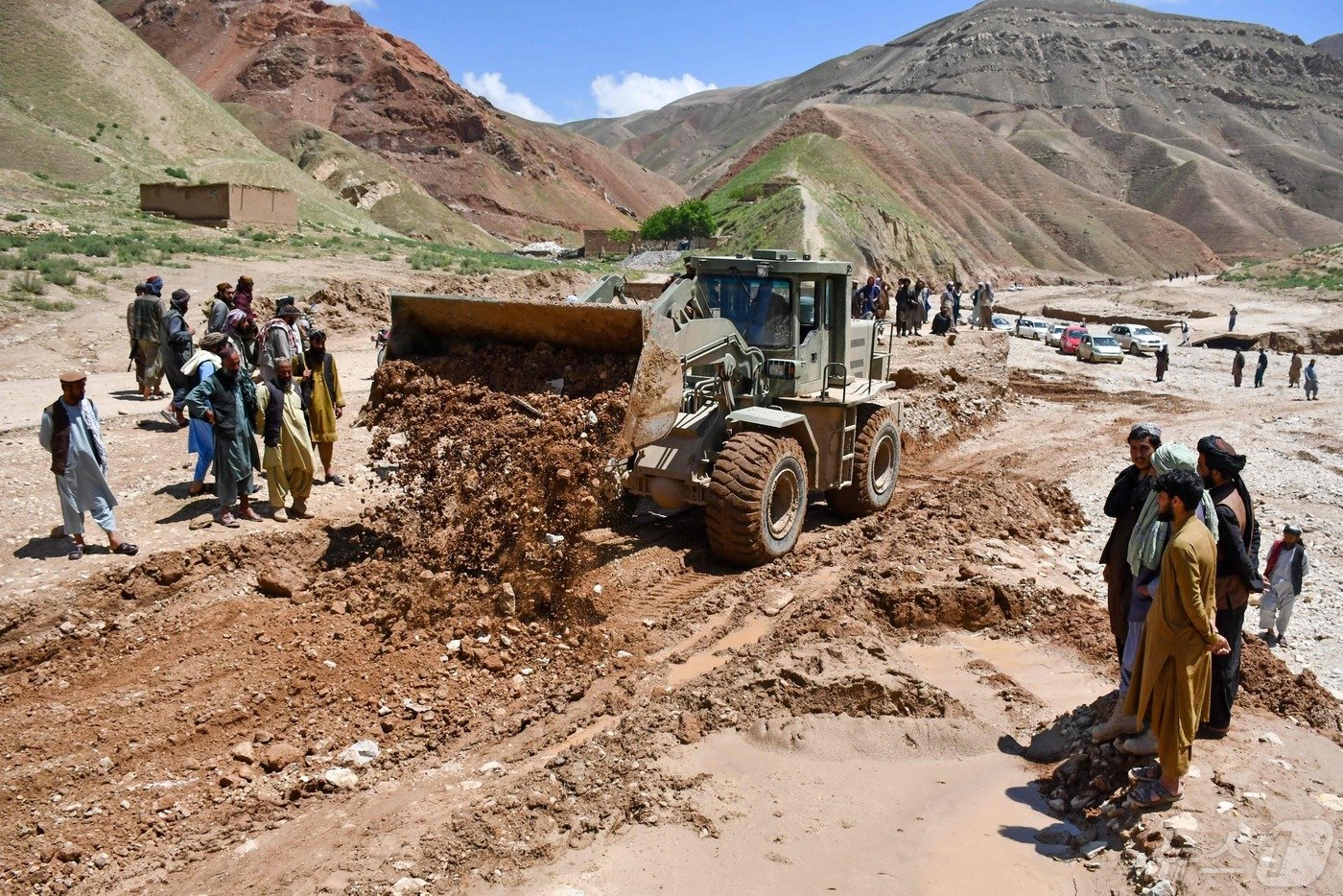 본문 이미지 - 아프가니스탄 작업자들이 12일 북부 바그란주 나흐린 지역에서 홍수에 파손된 도로 정비 작업을 하고 있다. 2024.05.13 ⓒ AFP=뉴스1 ⓒ News1 윤석민 대기자