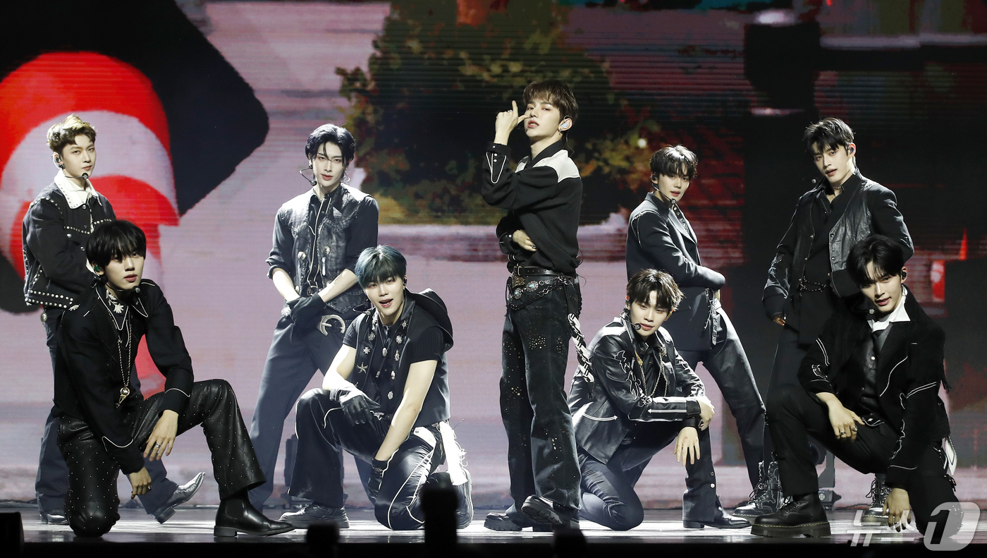 (서울=뉴스1) 권현진 기자 = 그룹 제로베이스원(ZEROBASEON)이 13일 서울 용산구 블루스퀘어마스터카드홀에서 가진 미니 3집 ‘유 해드 미 앳 헬로우(You had me …