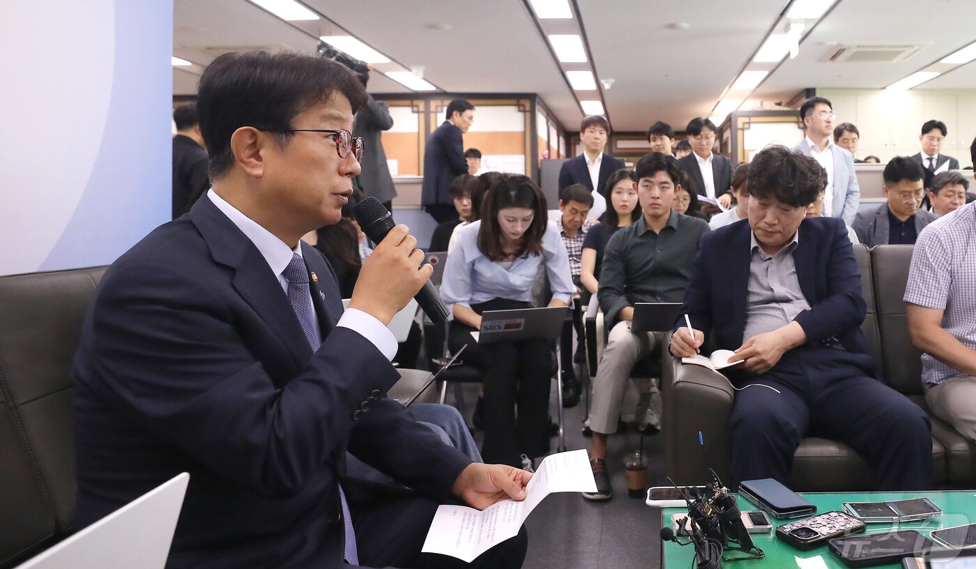 본문 이미지 - 박상우 국토교통부 장관이 13일 오후 세종시 정부세종청사에서 출입기자단과 전세사기 피해 관련 차담회에서 지원방안 등에 대해 발언하고 있다.2024.5.13/뉴스1 ⓒ News1 김기남 기자