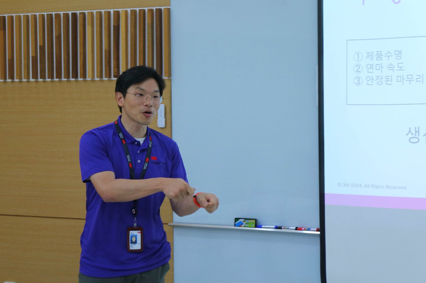 본문 이미지 - 김준희 한국쓰리엠 연마재사업부 수석 연구원이 지난 10일 경기 화성시 한국쓰리엠 동탄 기술연구소 큐비트론3 제품을 설명하고 있다&#40;한국쓰리엠 제공&#41;.