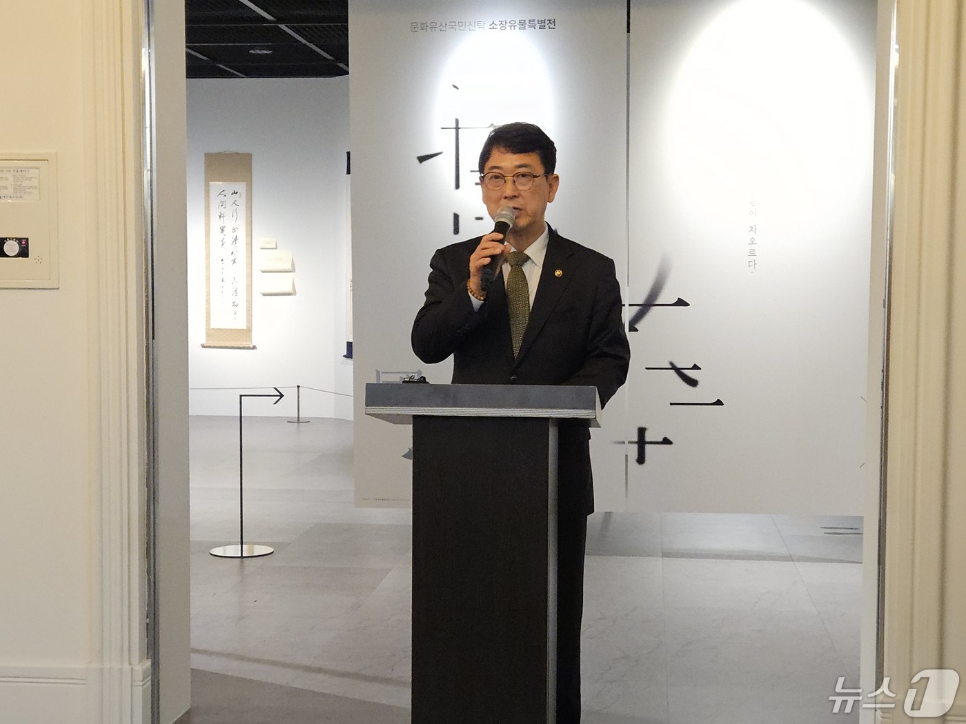 (서울=뉴스1) = 최응천 문화재청장이 13일 오후 서울 중구 덕수궁 돈덕전에서 열린 문화유산국민신탁 소장 독립운동가의 유묵, 초상화 등 21점을 공개하는 특별전 ‘국봉(國奉) - …
