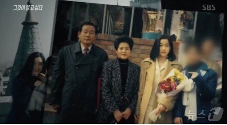 본문 이미지 -  막내딸 이윤희 씨(오른쪽) 고등학교 졸업을 축하하고 있는 아버지 이동세 씨, 어머니 송화자 씨. (SBS 갈무리) ⓒ 뉴스1