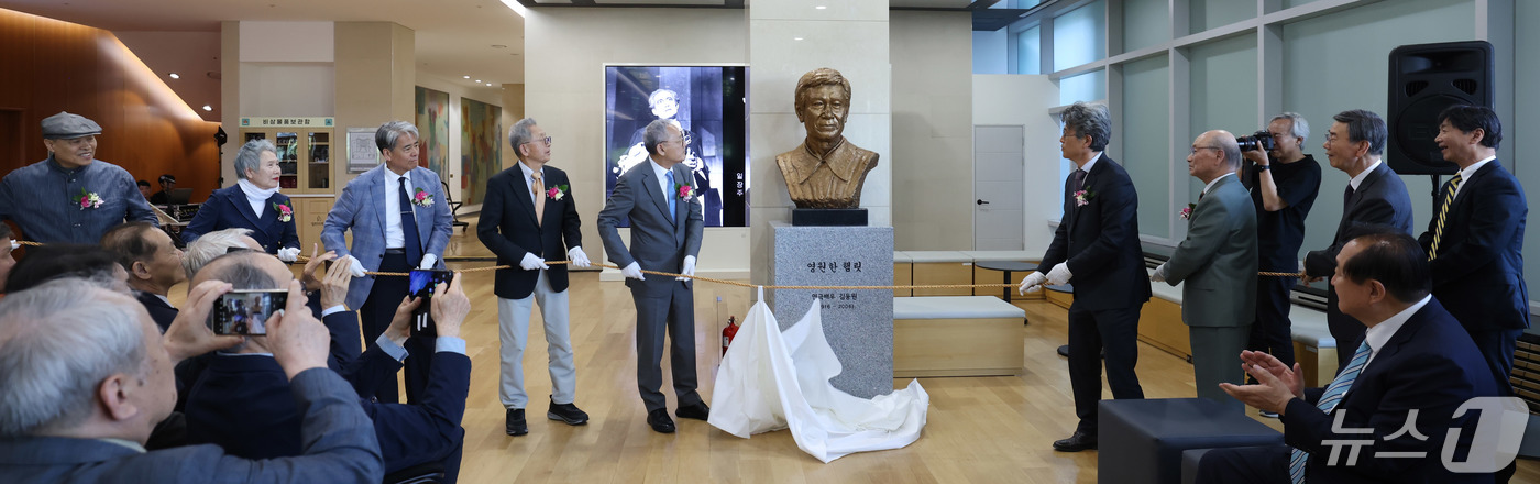 (서울=뉴스1) = 유인촌 문화체육관광부 장관이 13일 서울 중구 국립극장에서 참석자들과 연극배우 고(故) 김동원의 흉상을 제막하고 있다. (문화체육관광부 제공) 2024.5.13 …