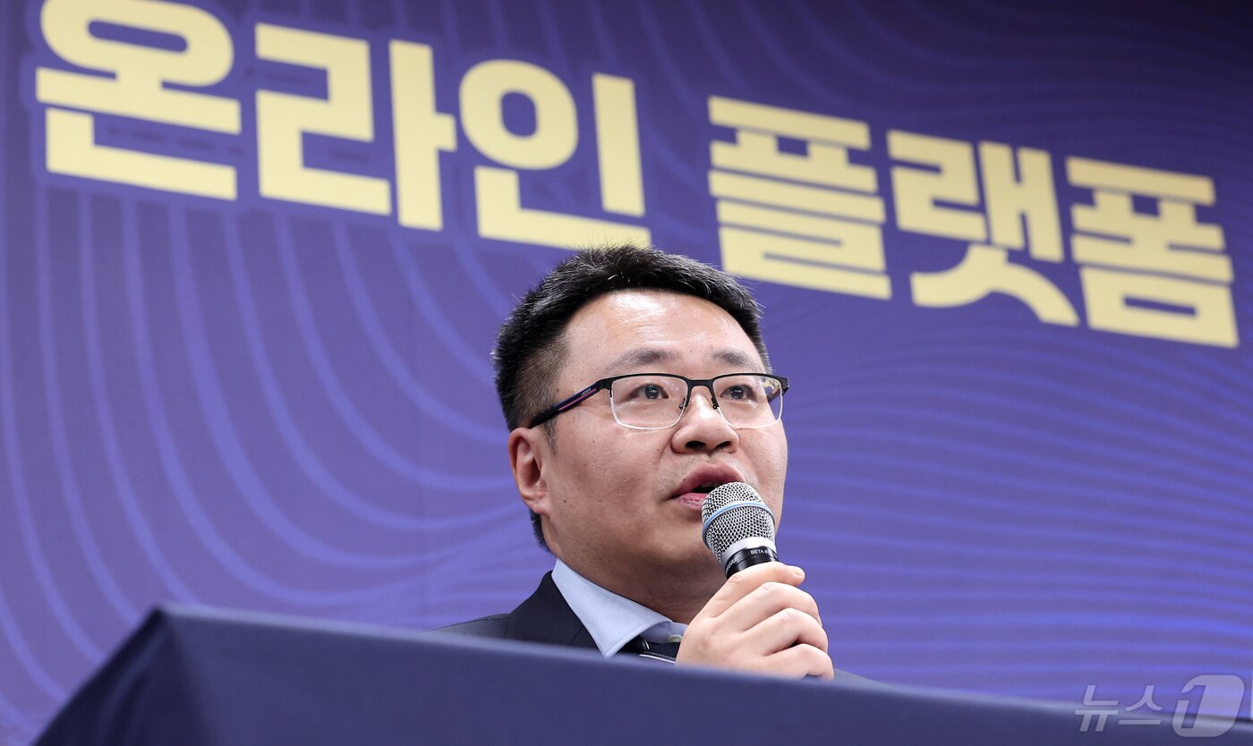 본문 이미지 - 테무의 한국법인인 웨일코 코리아 퀸 선 대표이사가 13일 서울 용산구 한국소비자연맹에서 열린 해외 온라인 플랫폼 자율 제품안전 협약식에서 인사말을 하고 있다. 2024.5.13/뉴스1 ⓒ News1 김성진 기자