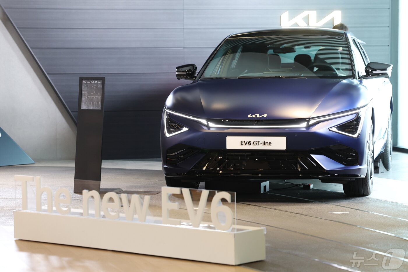 본문 이미지 - 13일 서울 강남구 기아360에서 열린 기아 더 뉴 EV6 포토미디어 데이 행사에서 '더 뉴 EV6 GT'가 전시돼 있다. '더 뉴 EV6'는 약 3년 여 만에 선보이는 상품성 개선 모델로, 84kWh의 4세대 배터리를 탑재해 494km의 1회 충전 주행거리를 갖췄다. 2024.5.14/뉴스1 ⓒ News1 김민지 기자