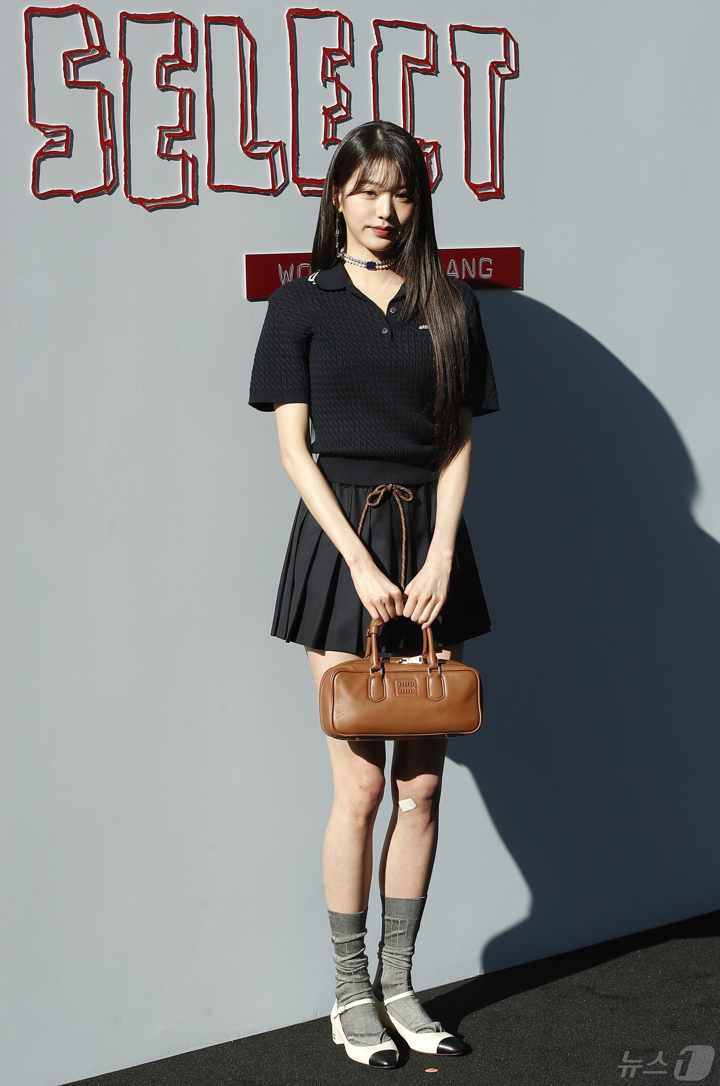 본문 이미지 - 아이브 장원영이 13일 서울 강남구 미우미우 청담 매장에서 열린 포토 행사에서 포즈를 취하고 있다. ⓒ News1 권현진 기자