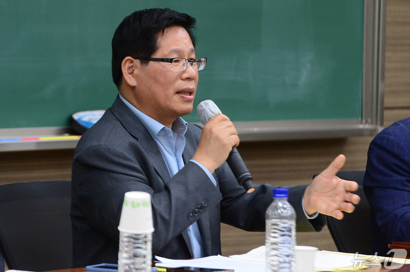 (광주=뉴스1) 이승현 기자 = 민병로 전남대 법학전문대학원 교수가 13일 광주 북구 전남대학교 법학전문대학원 2호관에서 열린 '5·18민주화운동 진상규명조사위원회의 활동결과에 대 …