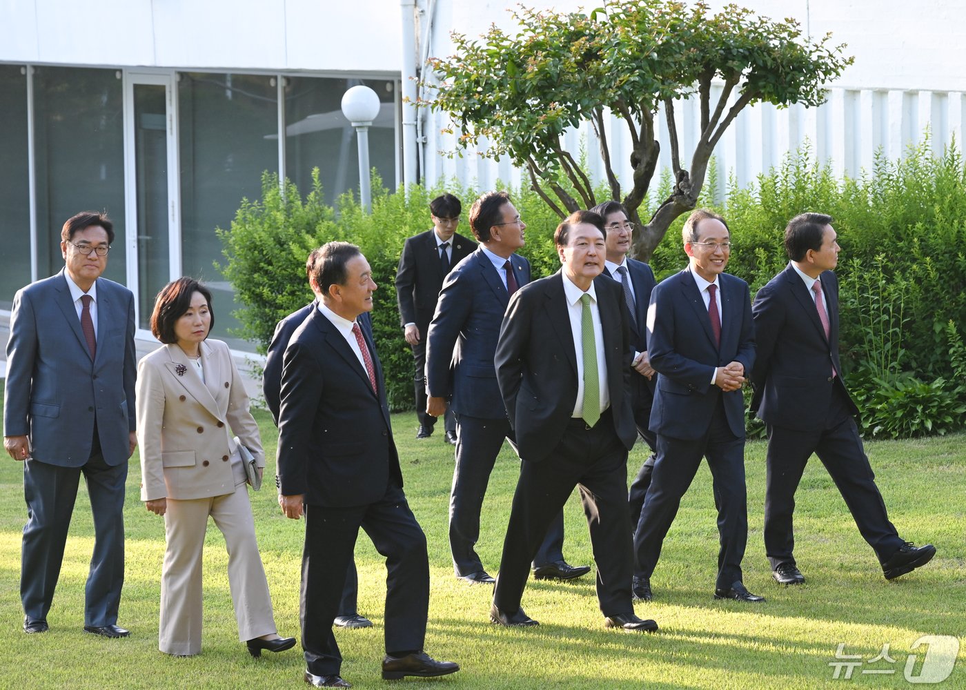 본문 이미지 - 윤석열 대통령이 13일 서울 용산구 한남동 관저에서 열린 국민의힘 비대위원 만찬에 앞서 참석자들과 정원을 산책하고 있다. (대통령실 제공) 2024.5.13/뉴스1 ⓒ News1 오대일 기자