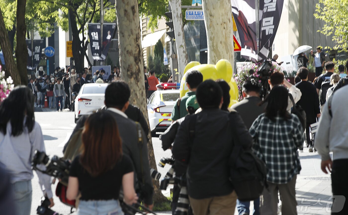 본문 이미지 - 13일 서울 강남구 미우미우 청담 매장에서 열린 포토 행사장 앞에 인산인해를 이루고 있다. ⓒ News1 권현진 기자