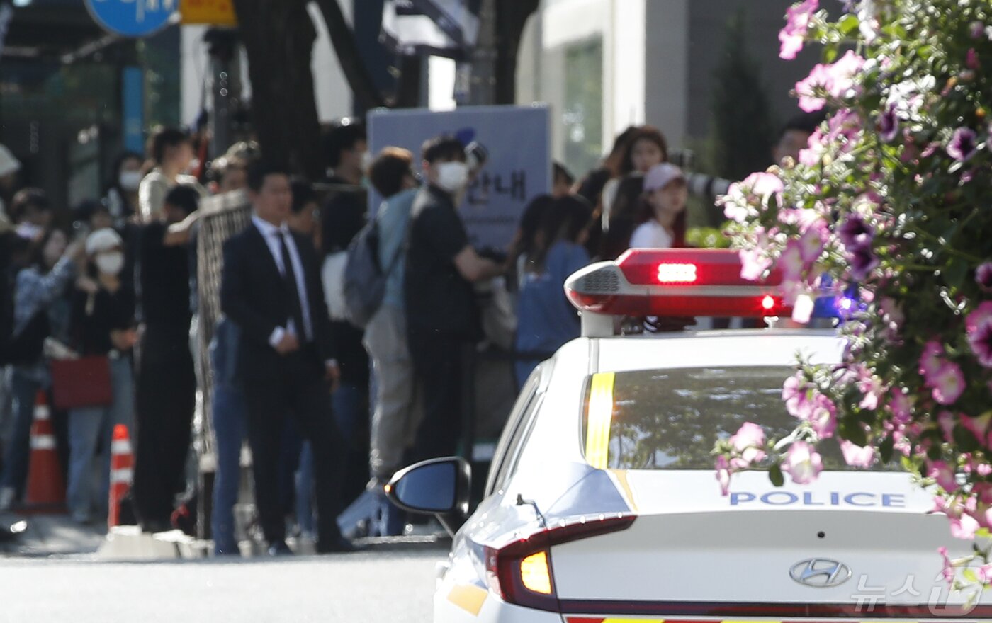 본문 이미지 - 13일 서울 강남구 미우미우 청담 매장에서 열린 포토 행사장 앞에 인산인해를 이루고 있다. ⓒ News1 권현진 기자