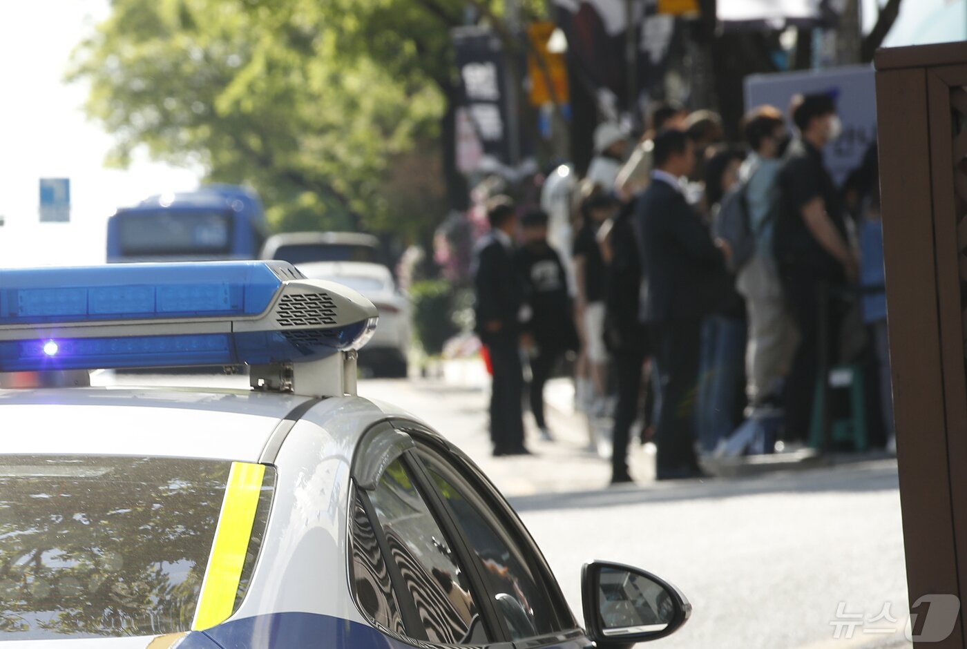 본문 이미지 - 13일 서울 강남구 미우미우 청담 매장에서 열린 포토 행사장 앞에 인산인해를 이루고 있다. ⓒ News1 권현진 기자