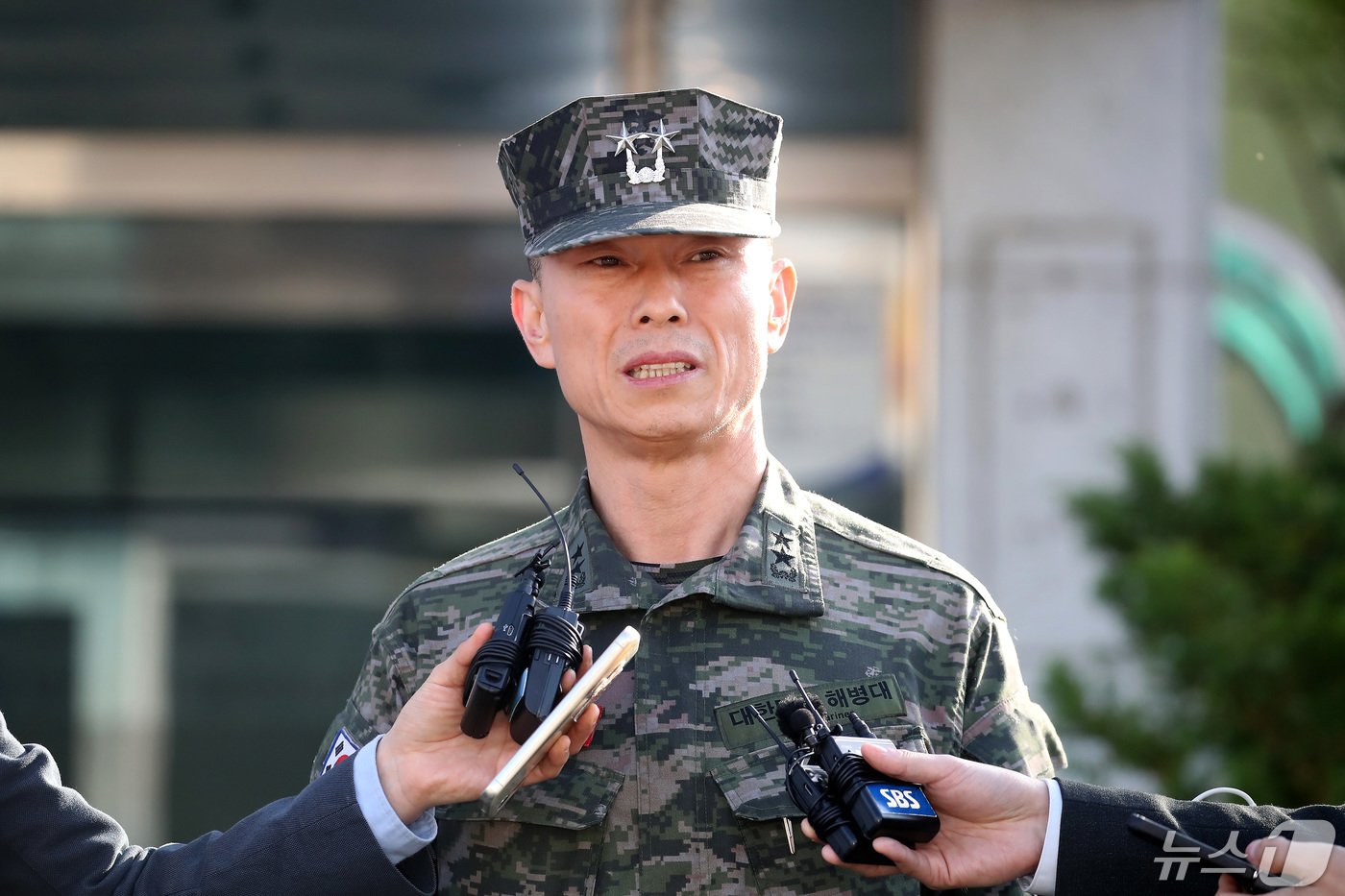 &#39;해병대 채상병 순직 사건&#39; 관련 조사를 위해 전날 오전 경북 경산시 경북경찰청 형사기동대에 피의자 신분으로 소환됐던 임성근 전 해병대 1사단장이 14일 오전 22시간이 넘는 조사를 마친 뒤 나서며 입장을 밝히고 있다. 2024.5.14/뉴스1 ⓒ News1 공정식 기자