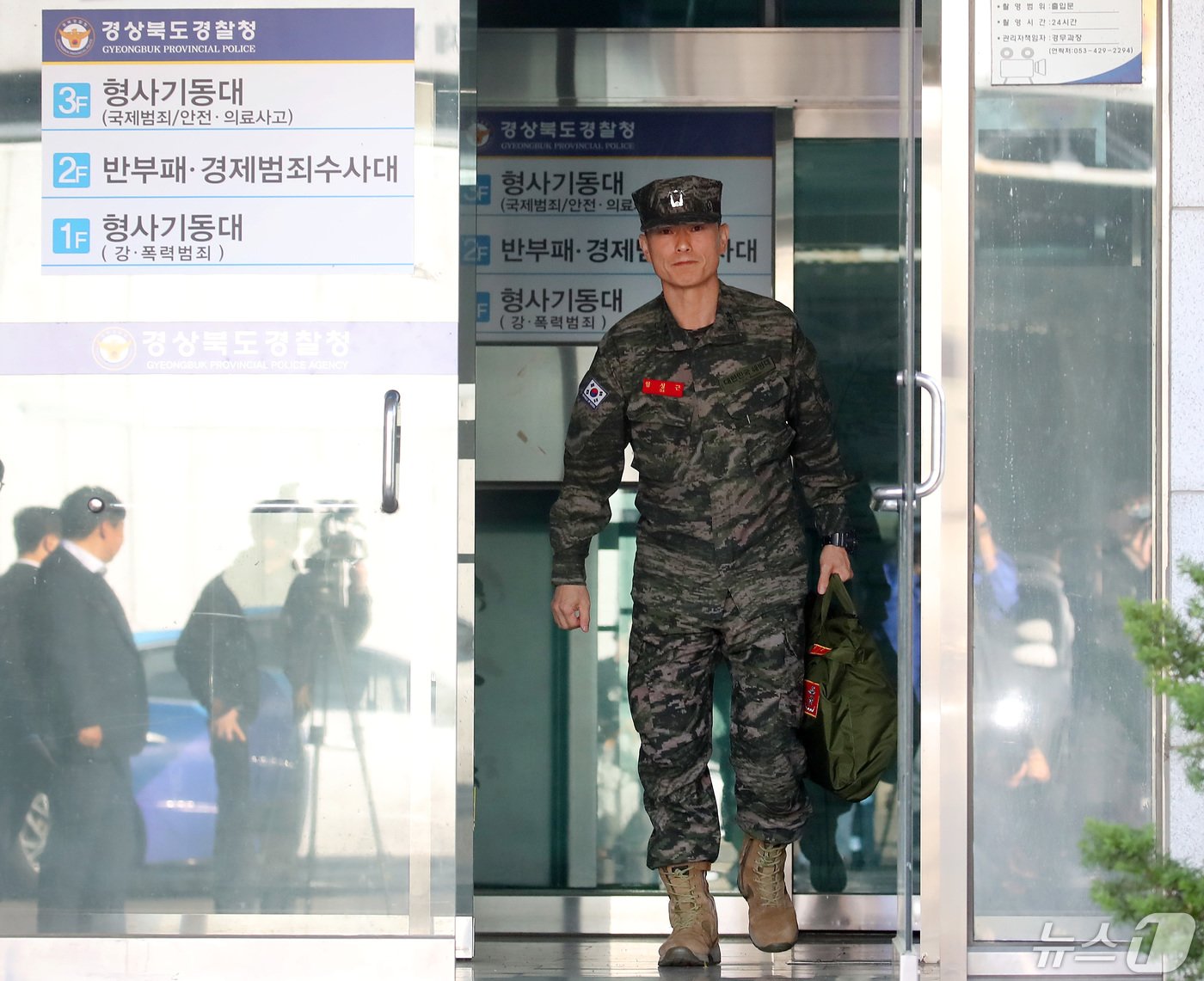 본문 이미지 - &#39;해병대 채상병 순직 사건&#39; 관련 조사를 위해 전날 오전 경북 경산시 경북경찰청 형사기동대에 피의자 신분으로 소환됐던 임성근 전 해병대 1사단장이 14일 오전 22시간이 넘는 조사를 마친 뒤 나서고 있다. 2024.5.14/뉴스1 ⓒ News1 공정식 기자
