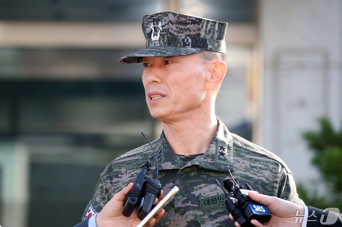 본문 이미지 - '해병대 채상병 순직 사건' 관련 조사를 위해 전날 오전 경북 경산시 경북경찰청 형사기동대에 피의자 신분으로 소환됐던 임성근 전 해병대 1사단장이 14일 오전 22시간이 넘는 조사를 마친 뒤 나서며 입장을 밝히고 있다. 2024.5.14/뉴스1 ⓒ News1 공정식 기자