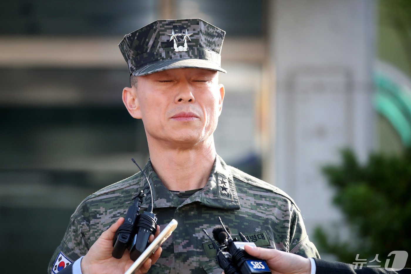 본문 이미지 - &#39;해병대 채상병 순직 사건&#39; 관련 조사를 위해 전날 오전 경북 경산시 경북경찰청 형사기동대에 피의자 신분으로 소환됐던 임성근 전 해병대 1사단장이 14일 오전 22시간이 넘는 조사를 마친 뒤 나서며 취재진에게 입장을 밝히기 전 잠시 눈을 감고 있다. 2024.5.14/뉴스1 ⓒ News1 공정식 기자