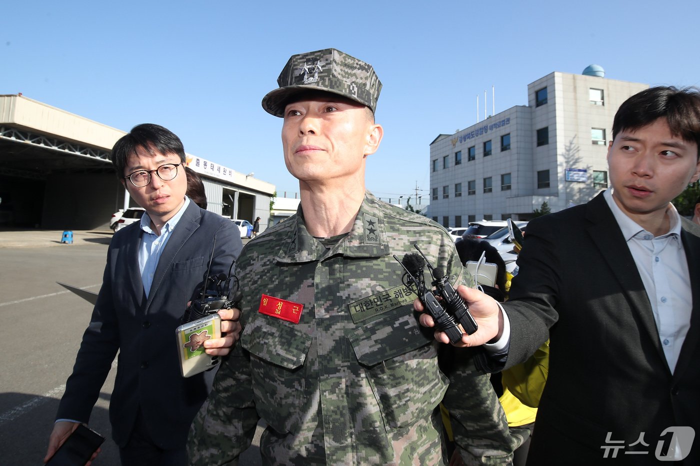 &#39;해병대 채상병 순직 사건&#39; 관련 조사를 위해 전날 오전 경북 경산시 경북경찰청 형사기동대에 피의자 신분으로 소환됐던 임성근 전 해병대 1사단장이 14일 오전 22시간이 넘는 조사를 마친 뒤 차량으로 이동하고 있다. 2024.5.14/뉴스1 ⓒ News1 공정식 기자