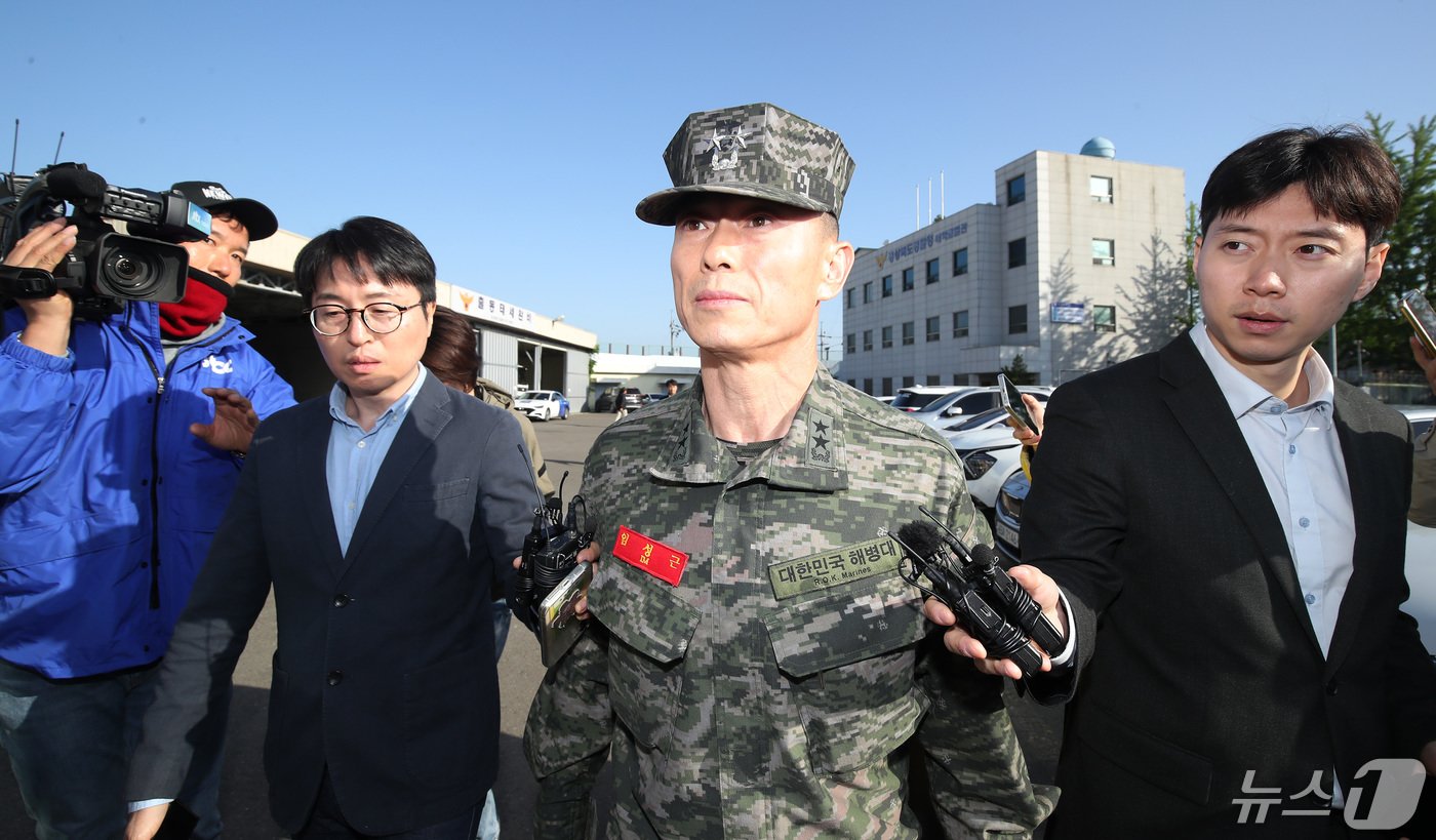 본문 이미지 - '해병대 채상병 순직 사건' 관련 조사를 위해 전날 오전 경북 경산시 경북경찰청 형사기동대에 피의자 신분으로 소환됐던 임성근 전 해병대 1사단장이 14일 오전 22시간이 넘는 조사를 마친 뒤 나서 차량으로 이동하고 있다. 2024.5.14/뉴스1 ⓒ News1 공정식 기자