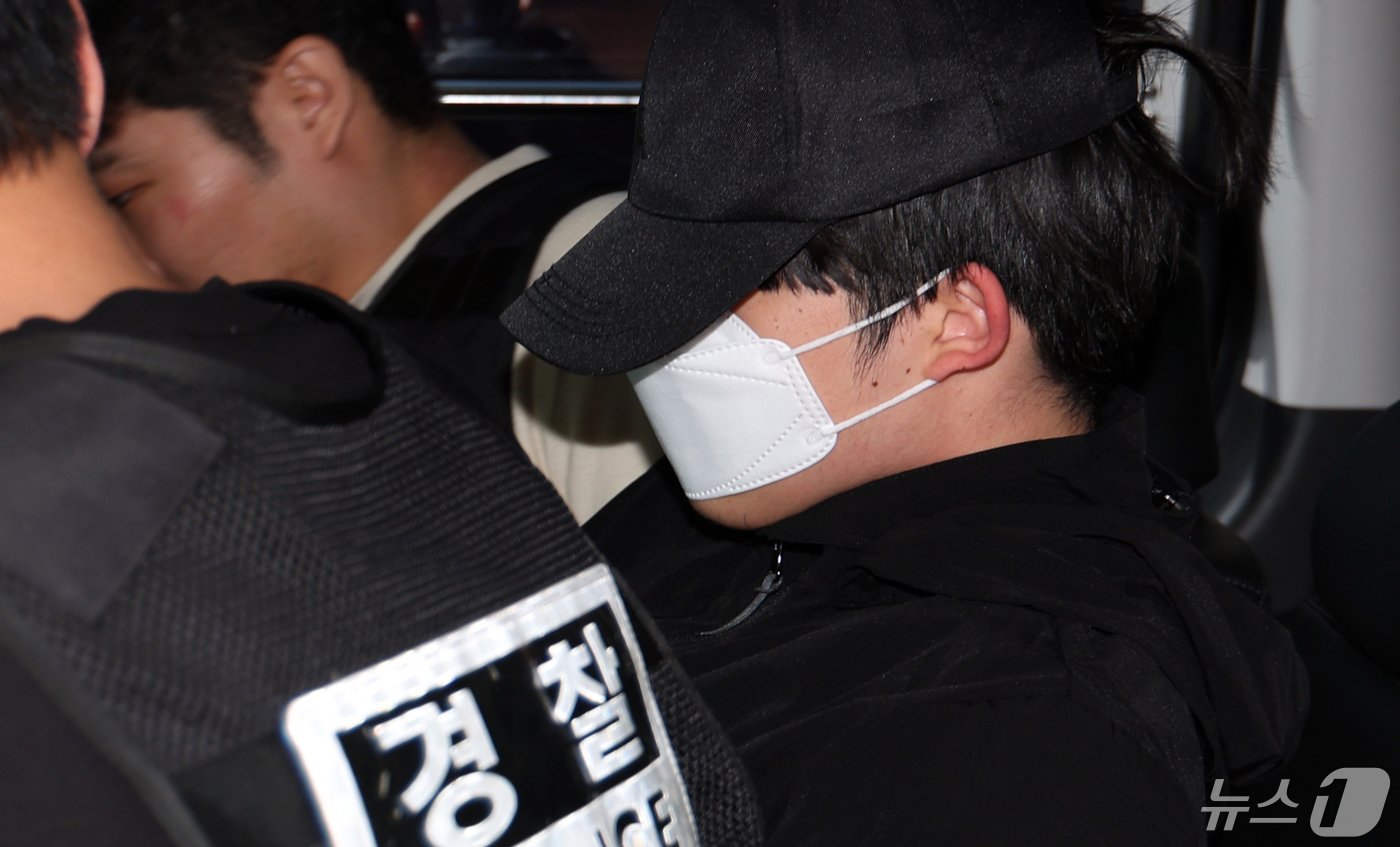 본문 이미지 - ‘교제 살인’ 의대생 최모(25)씨가 14일 오전 서울 서초구 서초경찰서에서 검찰로 구속송치되고 있다.. 2024.5.14/뉴스1 ⓒ News1 김명섭 기자
